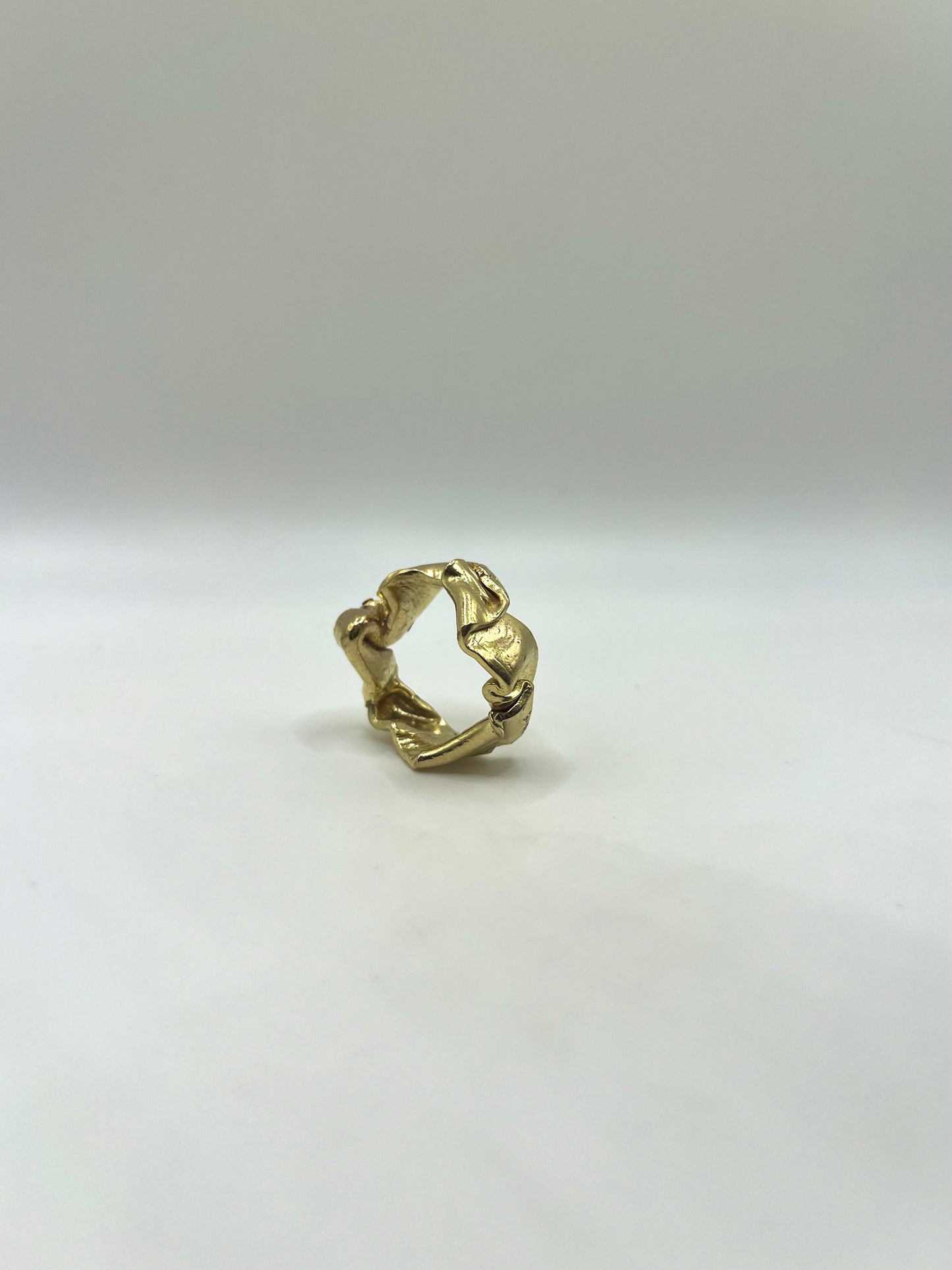 Gouden ring met plooien