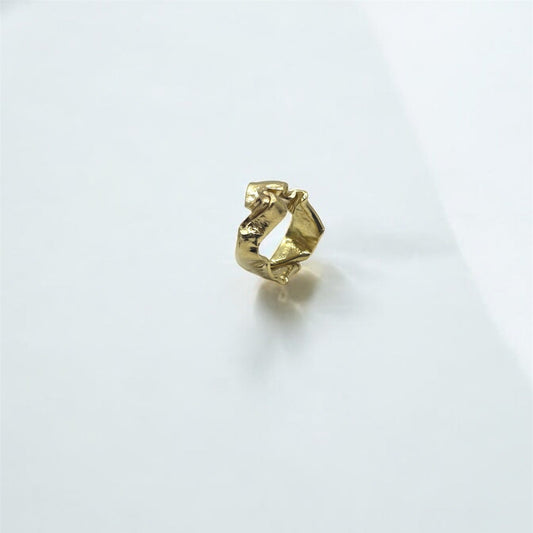 Gouden ring met plooien